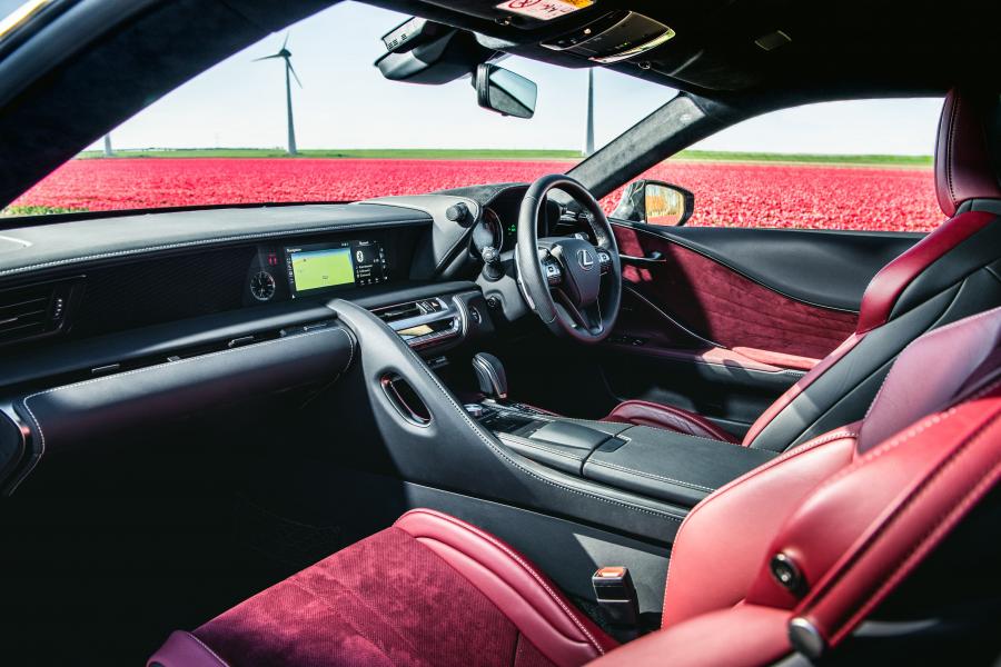 Торпедо Lexus LC500h 2017 года  (UK) (фото 25 из 41)